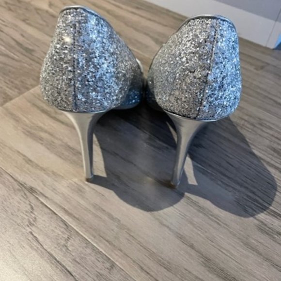 Glamorous Silver Sequined 4" Heels - Size 7 (but fit like a 7 1/2) - Picture 3 of 6